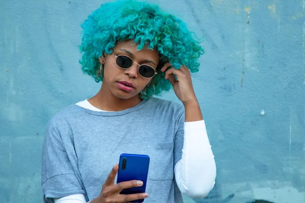 Noir Afro Américaine Femme Regardant Téléphone Mobile Dans Rue — Photo
