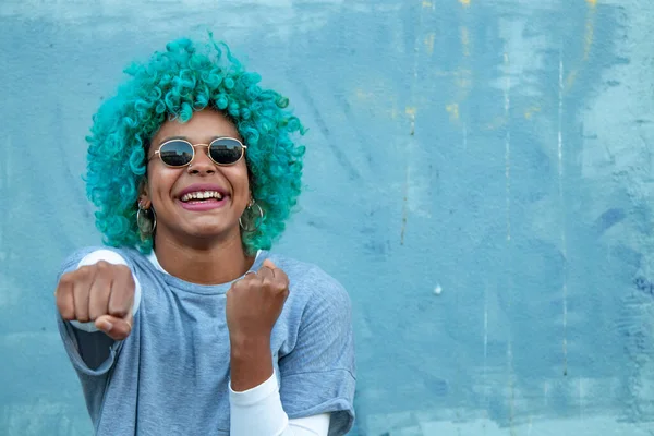 Negro Afro Americana Mujer Sonriendo Con Gafas Sol Aire Libre — Foto de Stock