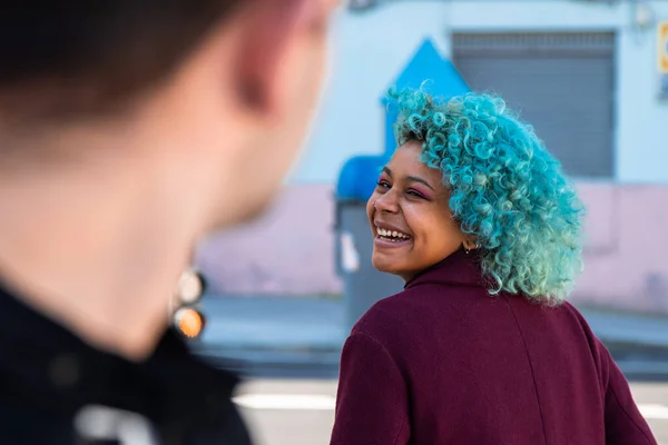 Souriant Afro Américaine Fille Agitant Dans Rue — Photo