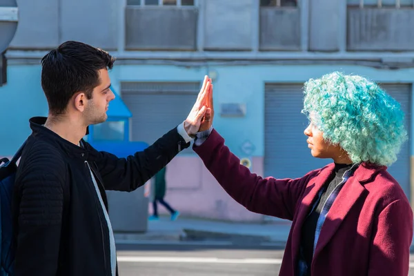 Couple Multi Ethnique High Fiving Dans Rue — Photo