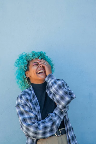 Jovem Negro Afro Americano Mulher Sorrindo Voz Alta Rua — Fotografia de Stock