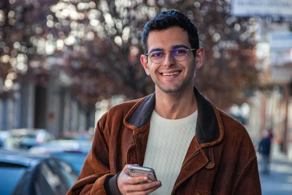 Portret Van Man Met Mobiele Telefoon Straat — Stockfoto