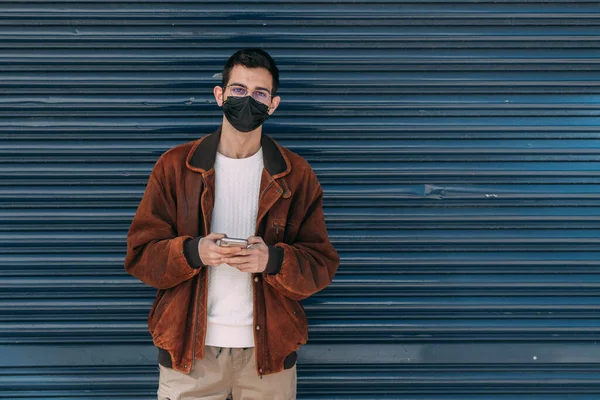 Jonge Man Met Telefoon Masker Straat — Stockfoto