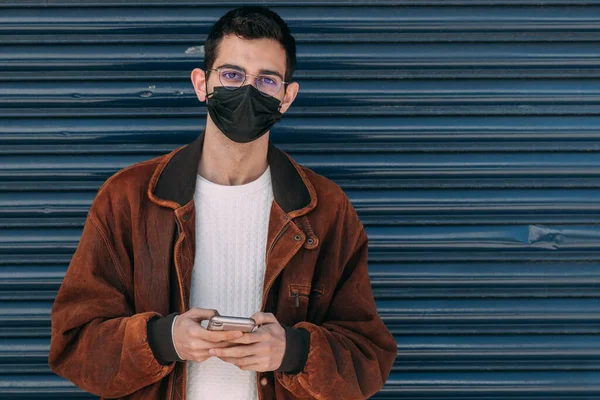 Jonge Man Met Telefoon Masker Straat — Stockfoto