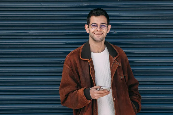 Joven Con Teléfono Móvil Calle — Foto de Stock