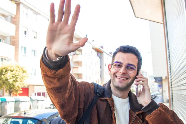 Молодой Человек Улыбкой Разговаривает Телефону Улице — стоковое фото