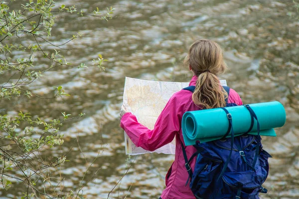 Mulher Com Mapa Caminhadas Com Mochila Natureza — Fotografia de Stock