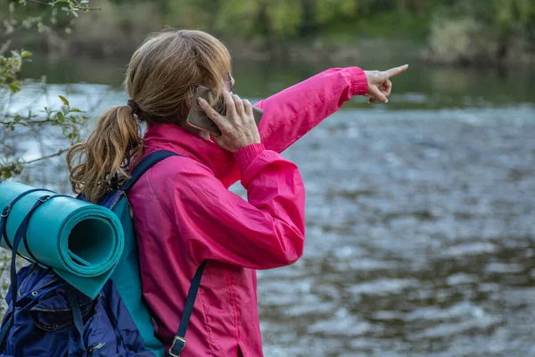 Aventureiro Caminhadas Mulher Com Mochila Falando Telefone Móvel — Fotografia de Stock