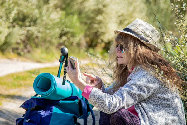 Hiker Woman Resting Looking Mobile Phone — Stock Fotó