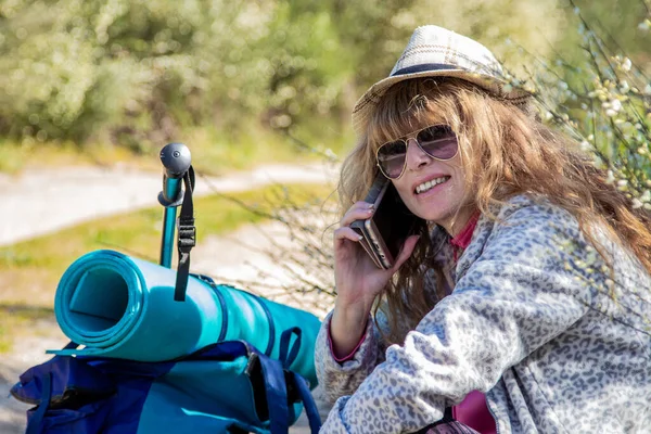 Hiker Woman Resting Looking Mobile Phone — Foto Stock