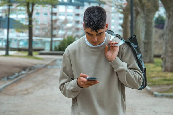 Jovem Caminhando Olhando Para Telefone Móvel — Fotografia de Stock