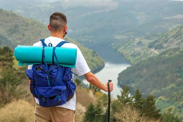 Homem Com Mochila Montanha — Fotografia de Stock