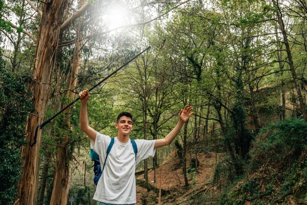 Młody Człowiek Korzystających Wędrówki Lub Trekking — Zdjęcie stockowe