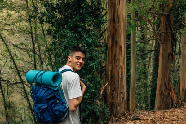 Jovem Sorridente Com Mochila Fazendo Trekking Caminhadas — Fotografia de Stock