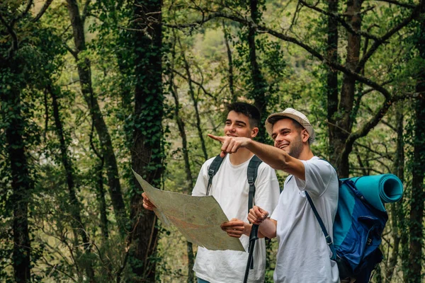 Amigos Caminhadas Natureza Com Mapa Mochila — Fotografia de Stock