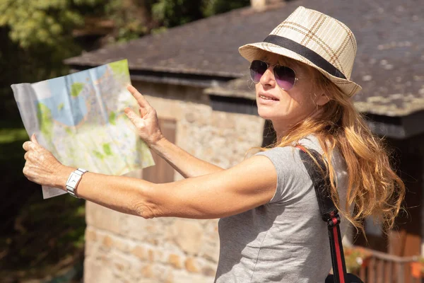 Turismo Rural Viajero Mujer Con Mapa — Foto de Stock