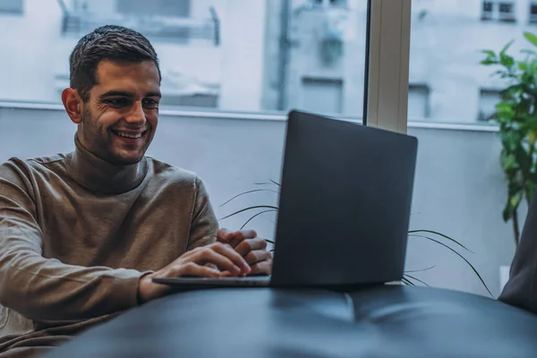 Jeune Homme Maison Travaillant Avec Ordinateur Portable — Photo