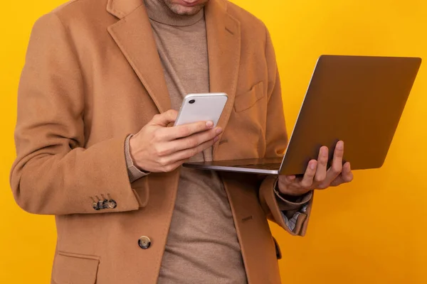 Homem Com Telefone Celular Computador Isolado — Fotografia de Stock