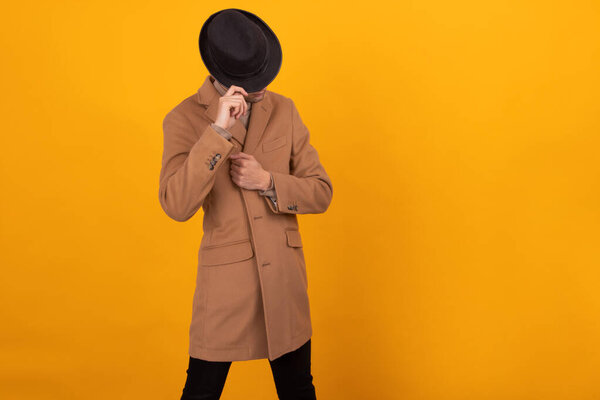 человек в пальто и шляпе изолированы на заднем плане