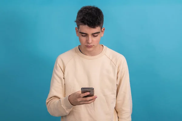 Adolescente Estudiante Con Teléfono Móvil Aislado Fondo — Foto de Stock