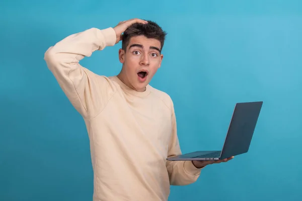 Geïsoleerde Verrassing Tiener Student Met Laptop — Stockfoto