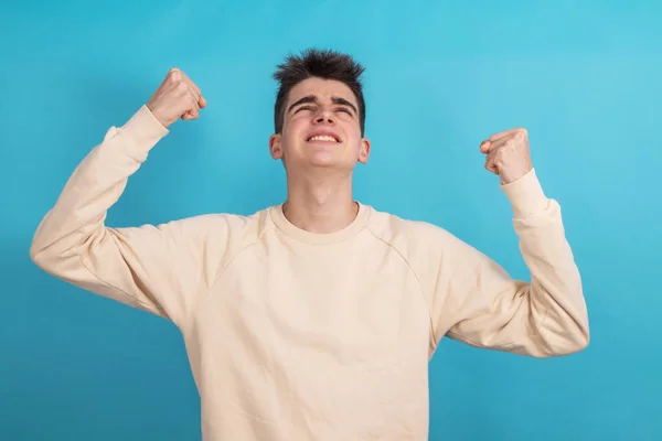 Adolescente Sexo Masculino Comemorando Isolado Fundo — Fotografia de Stock