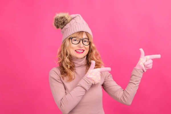 Retrato Mujer Rubia Adulta Mayor Aislada Señalando — Foto de Stock