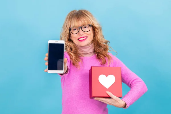 Mujer Con Teléfono Móvil Caja Regalo Con Corazón Aislado — Foto de Stock