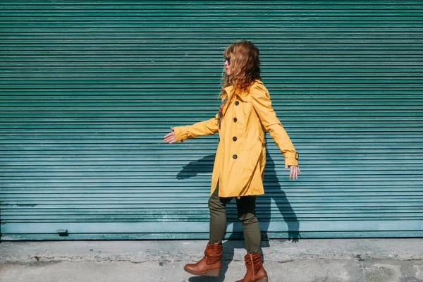 Erwachsene Frau Mit Sonnenbrille Auf Der Straße — Stockfoto