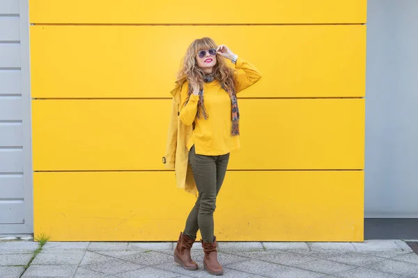 Erwachsene Frau Trägt Sonnenbrille Auf Der Straße — Stockfoto