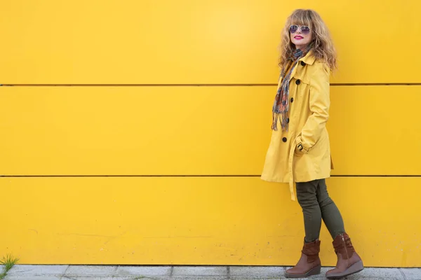 Vuxen Kvinna Promenader Med Gul Bakgrund Vägg — Stockfoto