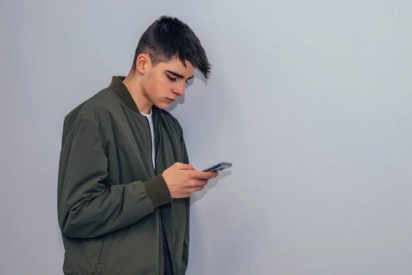 Adolescent Garçon Avec Téléphone Mobile Maison Mur Isolé — Photo