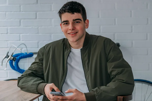 Adolescente Casa Con Teléfono Móvil — Foto de Stock