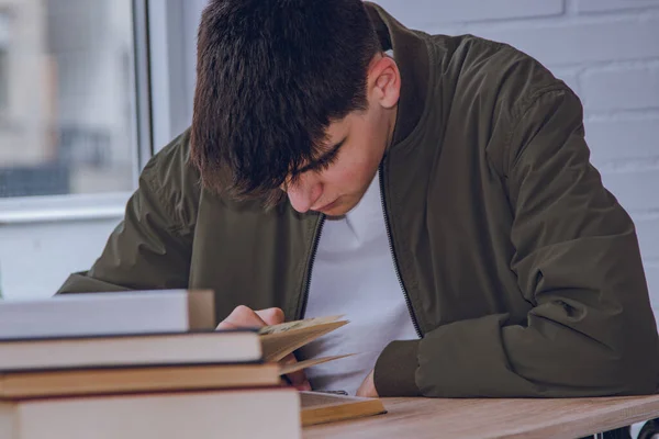 Tiener Jongen Studeren Thuis — Stockfoto