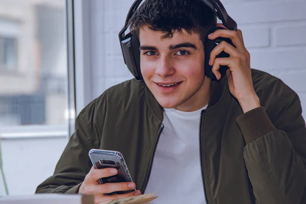 Adolescente Casa Con Auriculares Teléfono Móvil — Foto de Stock