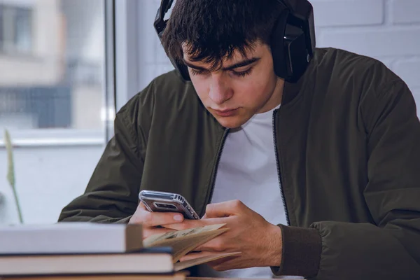 Estudante Casa Com Fones Ouvido Telefone Celular — Fotografia de Stock