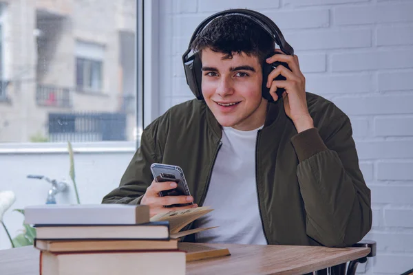 Φοιτητής Στο Σπίτι Ακουστικά Και Κινητό Τηλέφωνο — Φωτογραφία Αρχείου