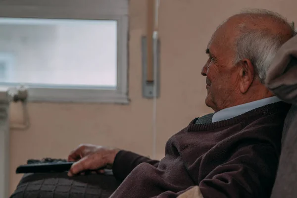 Uzaktan Kumandalı Yaşlı Adam Evde — Stok fotoğraf