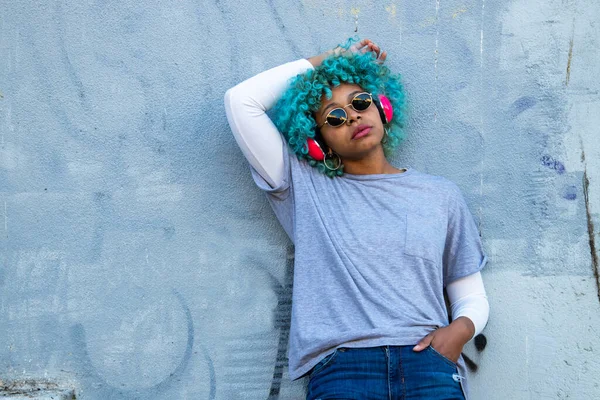 Afro Américaine Femme Avec Écouteurs Sur Mur — Photo