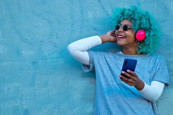 Negro Africano Americano Mujer Con Auriculares Teléfono Calle Sonriendo Feliz — Foto de Stock