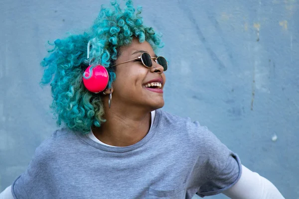 Negro Afro Americana Mujer Con Auriculares Calle Sonriendo Feliz — Foto de Stock