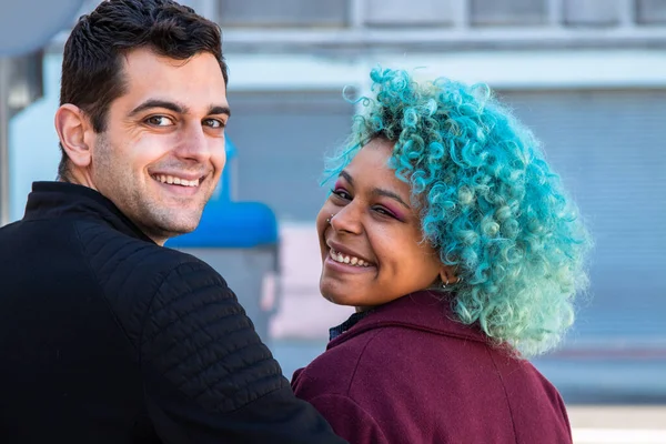 Couple Multiethnique Souriant Dans Rue — Photo