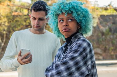 Çaresiz kız cep telefonlu adamı eğlendirmek için bekliyor.