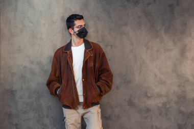 Maskeli adam arka planda izole edildi