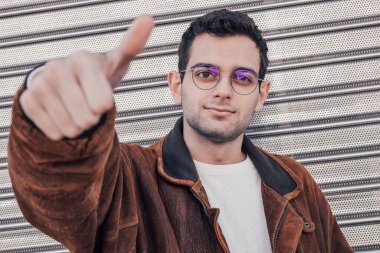 Gülümseyen bir adam ve onay işareti.