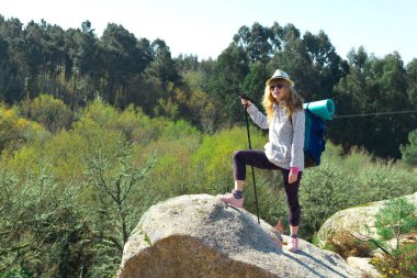 Sırt çantalı kadın dağda