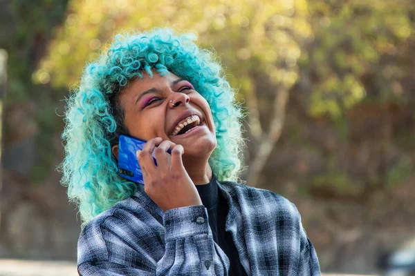 Cep Telefonlu Kız Yüksek Sesle Gülüyor — Stok fotoğraf