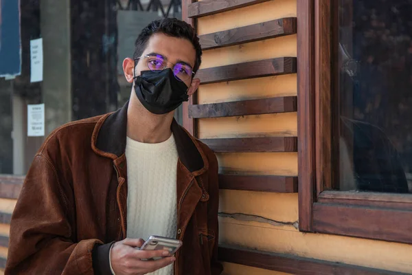 Jonge Man Met Masker Mobiele Telefoon Buiten — Stockfoto