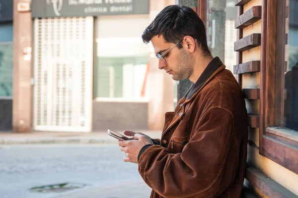 Jonge Man Met Mobiele Telefoon Stad Straat — Stockfoto