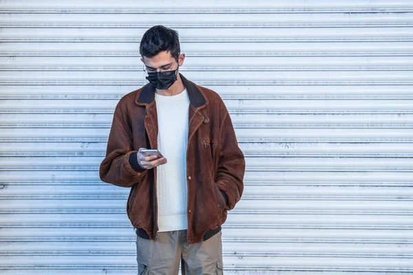 Homem Com Máscara Telefone Celular Rua — Fotografia de Stock